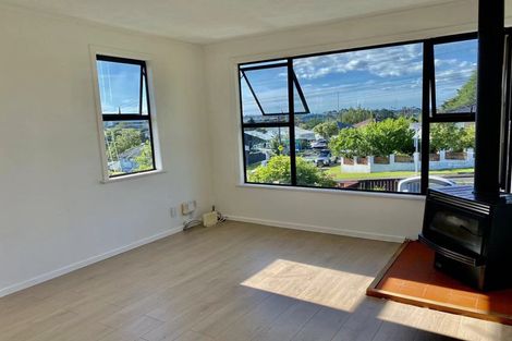 Photo of property in 24 School Road, Te Atatu South, Auckland, 0610