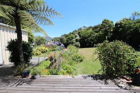 Photo of property in 10 Miles Crescent, Newlands, Wellington, 6037