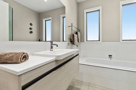 Photo of property in 49 Seaview Road, Castor Bay, Auckland, 0620