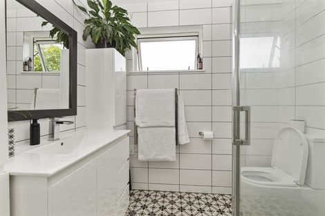 Photo of property in 12 Kashmir Road, Glen Eden, Auckland, 0602