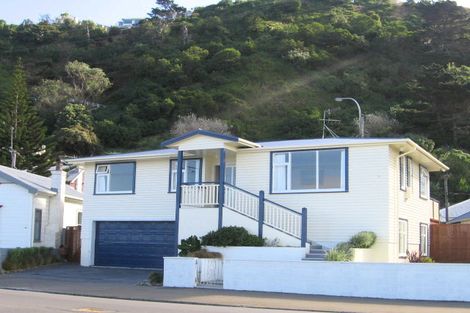Photo of property in 250 Queens Drive, Lyall Bay, Wellington, 6022