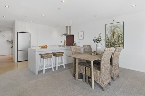 Photo of property in 72 Devonport Road, Tauranga, 3110