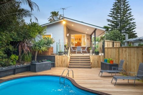 Photo of property in 11 Mayall Avenue, Beach Haven, Auckland, 0626