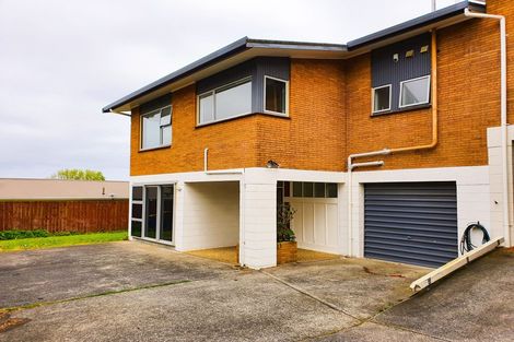 Photo of property in 3/104 East Coast Road, Forrest Hill, Auckland, 0620