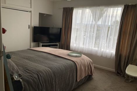 Photo of property in 11 Castaing Crescent, Te Atatu South, Auckland, 0610
