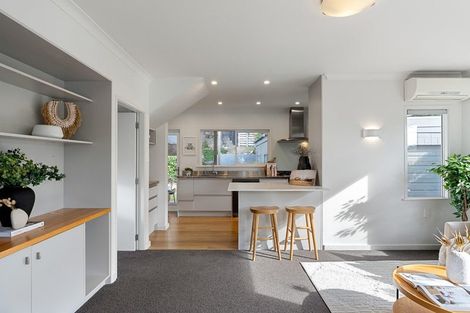 Photo of property in 318 Queens Drive, Lyall Bay, Wellington, 6022