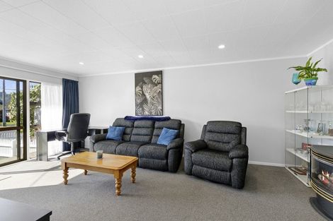 Photo of property in 2/50 Kowhai Avenue, Ebdentown, Upper Hutt, 5018