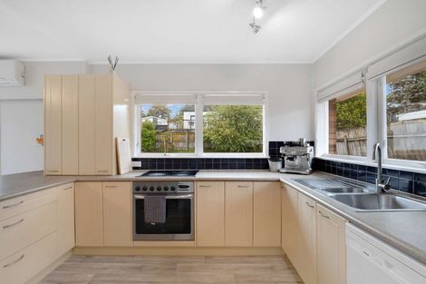 Photo of property in 2/8 Wykeham Place, Glenfield, Auckland, 0629