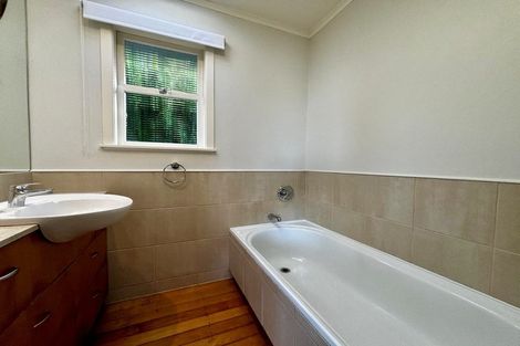 Photo of property in 28a Old Lake Road, Narrow Neck, Auckland, 0624