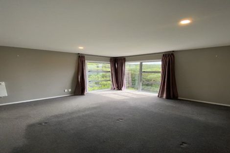 Photo of property in 61 Tamworth Crescent, Newlands, Wellington, 6037