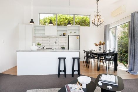 Photo of property in 16a Springdale Grove, Fitzherbert, Palmerston North, 4410