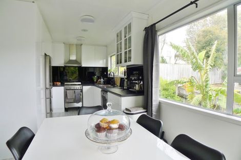Photo of property in 2/5 Hellyers Street, Birkdale, Auckland, 0626