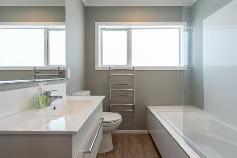 Photo of property in 20u2 Glanmire Road, Newlands, Wellington, 6037