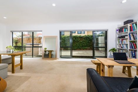 Photo of property in 26 Rising Parade, Fairview Heights, Auckland, 0632