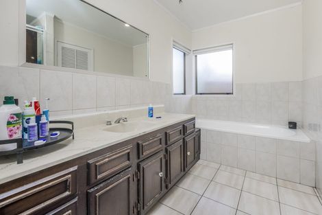 Photo of property in 136 Everglade Drive, Totara Heights, Auckland, 2105