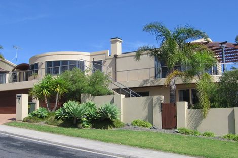 Photo of property in 2/54 Churchill Road, Murrays Bay, Auckland, 0630