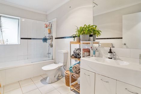 Photo of property in 4 Guinness Place, Massey, Auckland, 0614