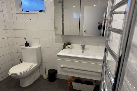 Photo of property in 117 Pupuke Road, Northcote, Auckland, 0627