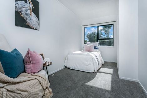 Photo of property in 11 Cabello Place, Unsworth Heights, Auckland, 0632