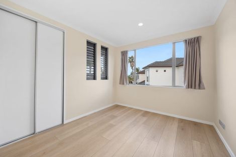 Photo of property in 10 Lupetti Rise, West Harbour, Auckland, 0618