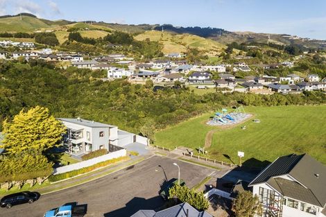Photo of property in 7 Pikitanga Close, Tawa, Wellington, 5028