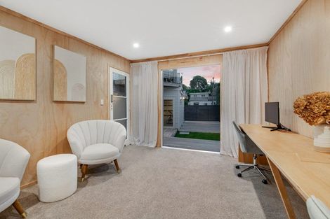 Photo of property in 10 Pohutukawa Avenue, Red Beach, 0932