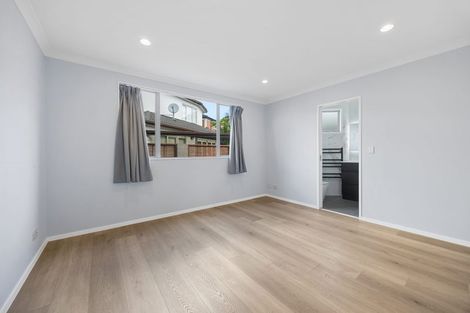 Photo of property in 10 Lupetti Rise, West Harbour, Auckland, 0618