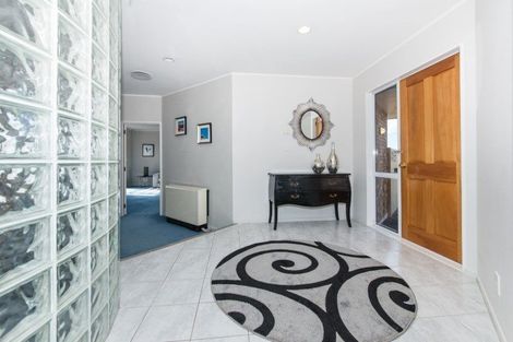 Photo of property in 1 Campian Place, Golflands, Auckland, 2013