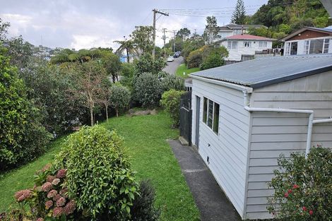 Photo of property in 28 Alwyn Place, Newlands, Wellington, 6037