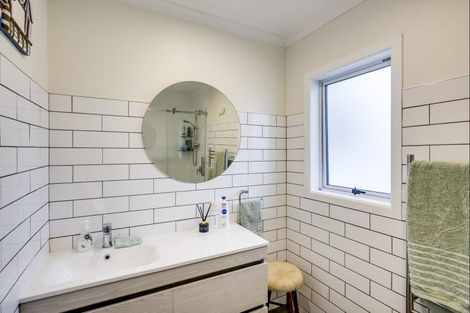 Photo of property in 64 Middle Road, Havelock North, 4130