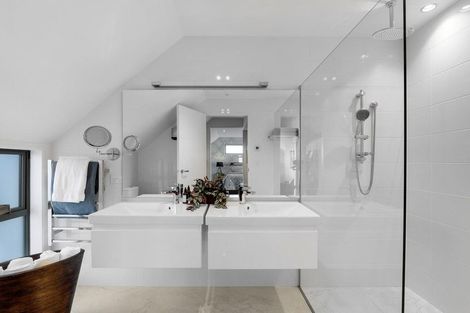 Photo of property in 10 Garreg Road, Fendalton, Christchurch, 8052