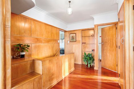 Photo of property in 8 Fairmount Road, Titirangi, Auckland, 0604