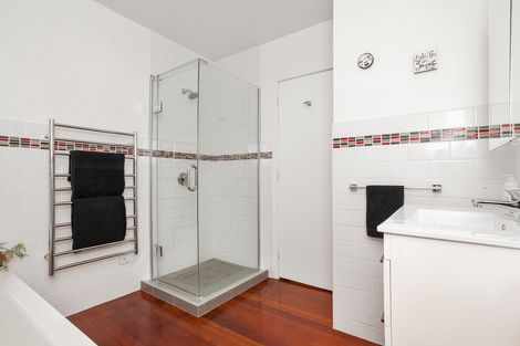 Photo of property in 8 Fairmount Road, Titirangi, Auckland, 0604