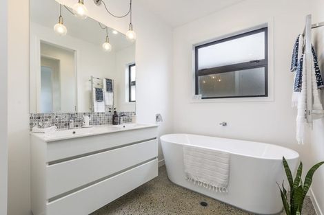 Photo of property in 44 Taikata Road, Te Atatu Peninsula, Auckland, 0610