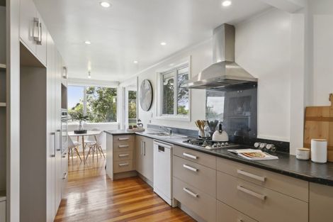 Photo of property in 6 Brooker Grove, Newlands, Wellington, 6037