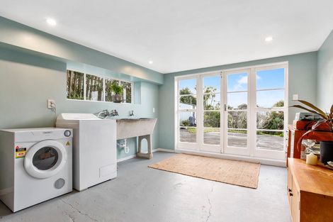 Photo of property in 8 Fairmount Road, Titirangi, Auckland, 0604