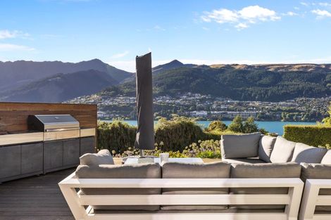 Photo of property in 8 Elizabeth Place, Kelvin Heights, Queenstown, 9300