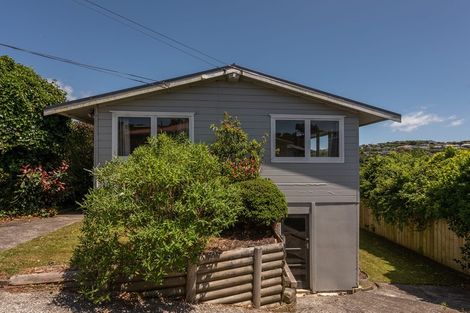 Photo of property in 15 Dunmail Way, Newlands, Wellington, 6037