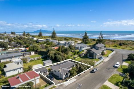 Photo of property in 4 Kowhai Street, Otaki Beach, Otaki, 5512
