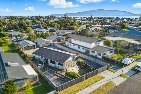 Photo of property in 30 Eruini Street, Waikanae Beach, Waikanae, 5036