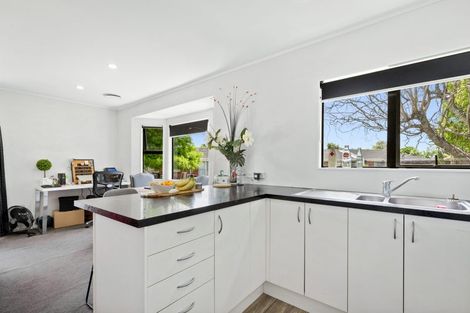 Photo of property in Peninsula Primary School, 61 Wharf Road, Te Atatu Peninsula, Auckland, 0610