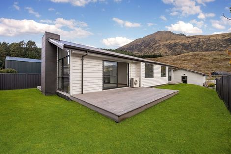 Photo of property in 35 Risinghurst Terrace, Lower Shotover, Queenstown, 9304