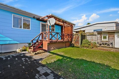 Photo of property in 1/12 Cresta Avenue, Beach Haven, Auckland, 0626