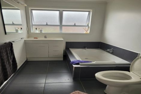 Photo of property in 15 Tiki Street, New Lynn, Auckland, 0600