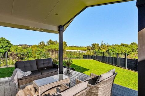 Photo of property in 82 Hayfield Way, Karaka, Papakura, 2113