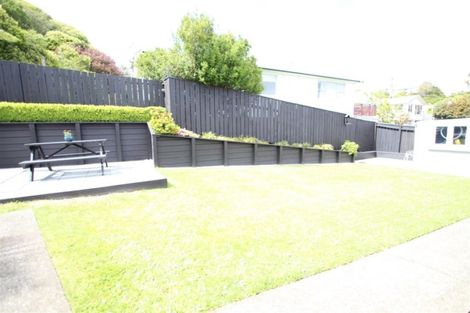 Photo of property in 8 Griffiths Grove, Newlands, Wellington, 6037