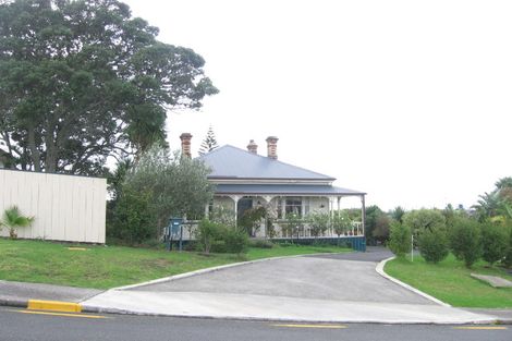Photo of property in 12 Colonial Road, Birkenhead, Auckland, 0626
