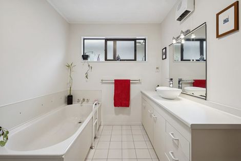 Photo of property in 8a Gemini Place, Kawaha Point, Rotorua, 3010