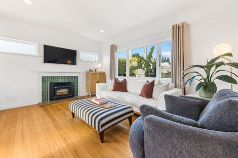 Photo of property in 1/150 East Coast Road, Forrest Hill, Auckland, 0620