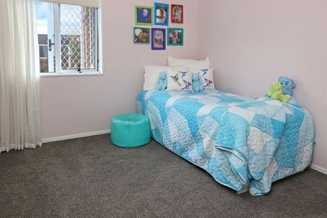 Photo of property in 2/100 Rhinevale Close, Henderson, Auckland, 0612